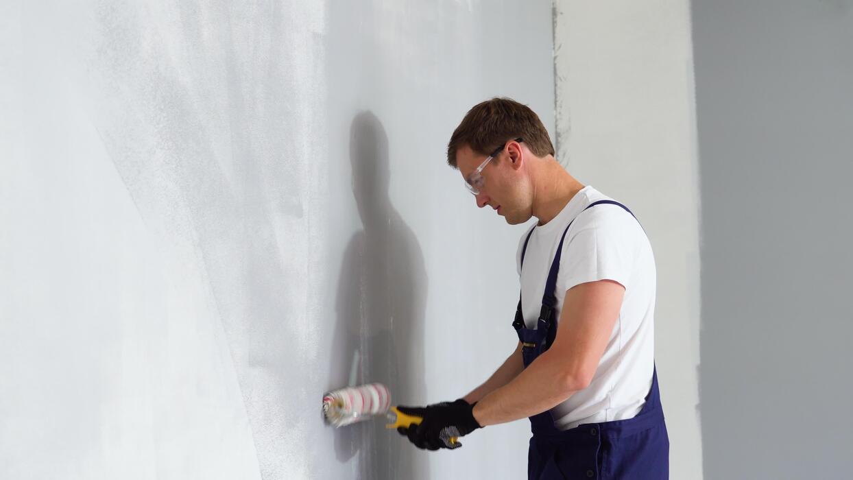 Professionelle Malerarbeiten – frisch gestrichene Wand von Malerei Cota